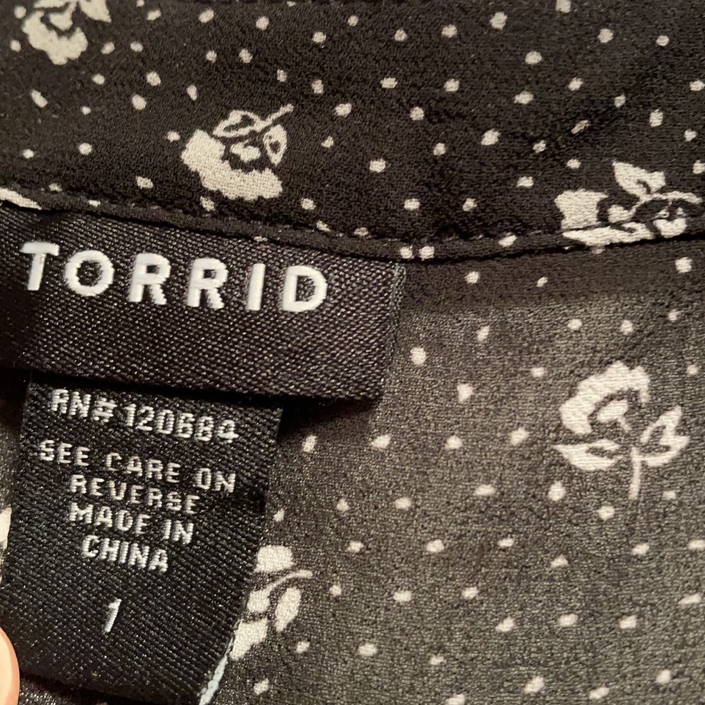 TORRID Blouse/Top. Size 1X (1). Black /White Floral. Long Sleeve - Picture 6 of 6